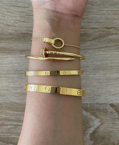 Goldenes Armband mit Liebesanhänger